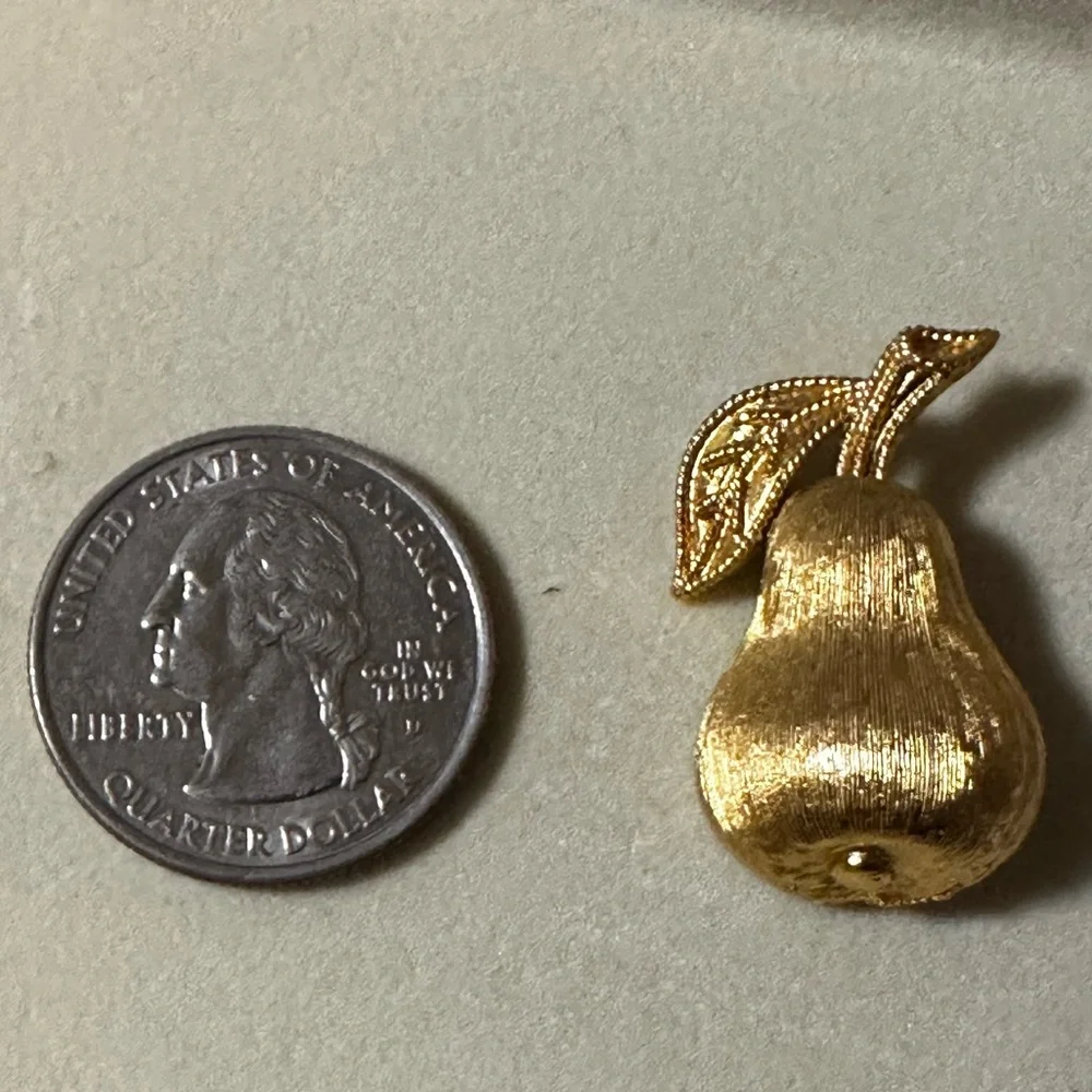 Vintage Crown Trifari Gold Tone Pear Brooch Pin 1960s Textured Fruit Charm 🍐✨